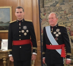 Don Felipe VI y Don Juan Carlos I tras imponerle la faja de capitán general